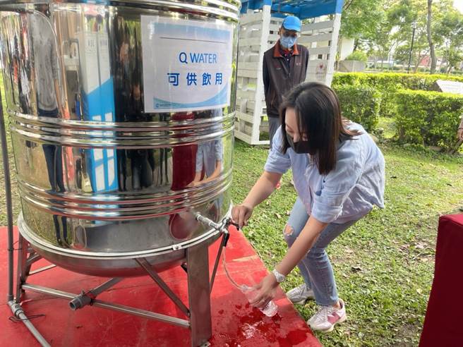 井水经过水利署的移动式紧急净水设备后，可达饮用水标准，水质等同自来水。（陈梦茹摄）