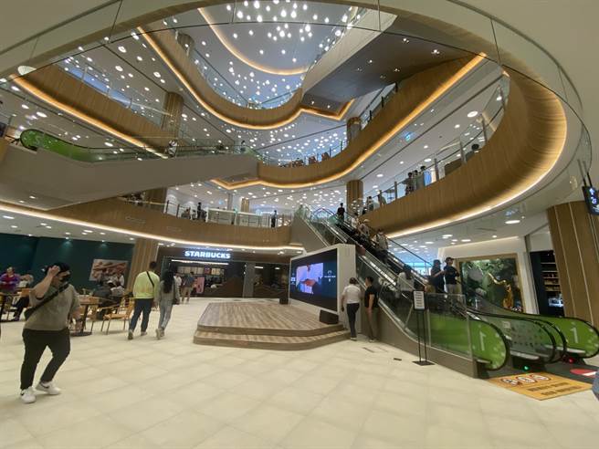 「Mitsui Shopping Park LaLaport 台中」继1月17日南馆率先试营运后，4月27日南馆也加入试营运。（冯惠宜摄）