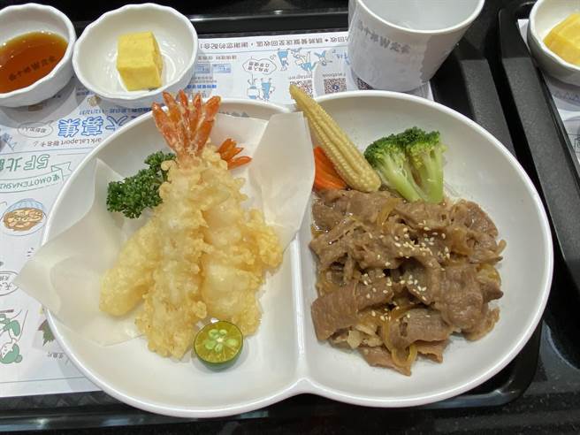 日本神奈川县的地鸡料理人气店「酉十郎W定食」，主打双主餐。（冯惠宜摄）