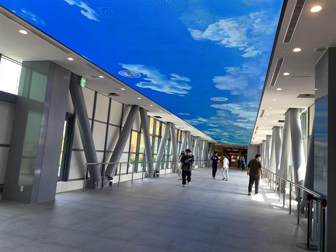 Lalaport南、北馆在2楼(室内)及3楼(户外)以空桥连通。（冯惠宜摄）