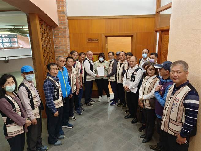 大同乡公所乡长何胜立、秘书陈成功、代表会主席赖文富及县议员沈志弘等人，今（27日）至县议会向议长张胜德、秘书长官伸科申明他们的主张。（宜兰县议员沈志弘提供／吴佩蓉宜兰传真）