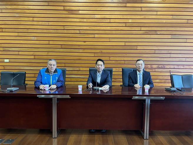 大同乡公所乡长何胜立、秘书陈成功及县议员沈志弘（左）等人，今（27日）至县议会向议长张胜德（中）、秘书长官伸科（右）申明他们的主张。（宜兰县议员沈志弘提供／吴佩蓉宜兰传真）
