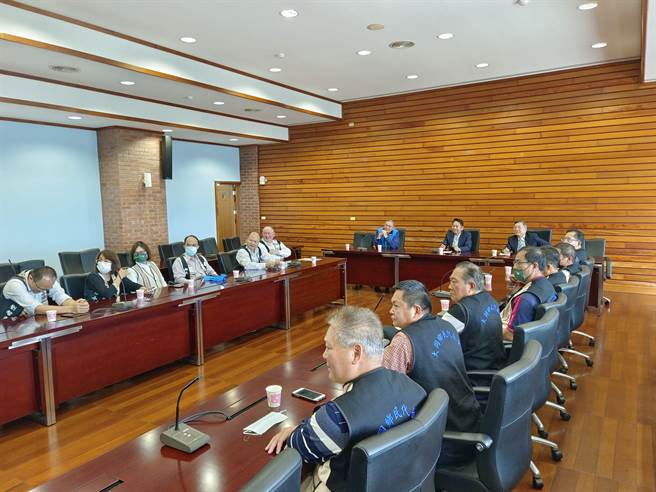 宜兰县议会议长张胜德接受陈情并告知县议会民进党团主委陈俊宇，请与党内议员沟通协调。（宜兰县议员沈志弘提供／吴佩蓉宜兰传真）