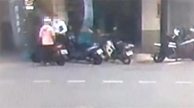 警方趁面交之际逮人。（翻摄照片／高雄洪靖宜传真）