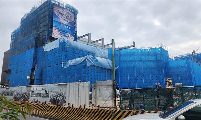 北市环南市场歷经多次契约变更设计，导致工期持续延宕。民进党议员洪婉臻质疑，其中有市场处人员介入，才导致多次变更设计，间接导致进度牛步。（丁上程摄）