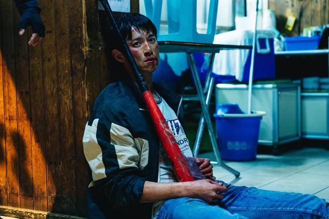 吳慷仁拍攝打鬥戲畫面逼真。（華納音樂提供）