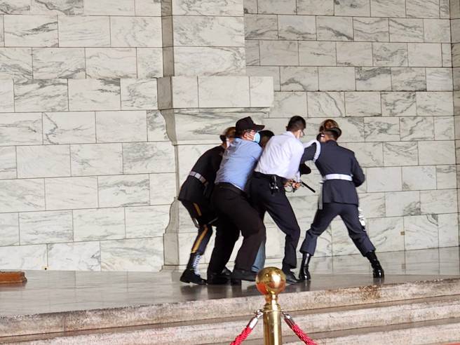 台湾国成员持漆弹枪闯中正纪念射蒋中正铜像引衝突 。(林郁平翻摄)