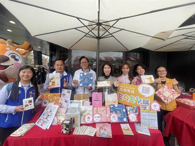 桃园市长张善政（左三）化身爱心大使，推广桃园市各庇护工厂多元商品。（吕筱蝉摄）	