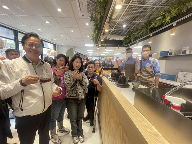 桃园市长张善政（左一）参加朴树咖啡中坜1号便利复合店开幕剪彩，鼓励庇护员工。（吕筱蝉摄）
