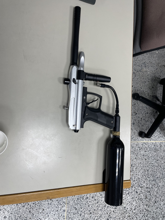 台湾国成员持漆弹枪闯中正纪念射蒋中正铜像引衝突 。(林郁平翻摄)