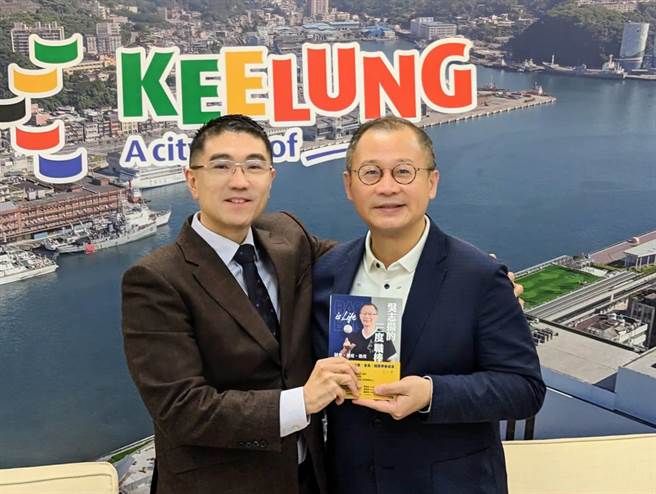 前职棒会长吴志扬（右）捐赠200本着作给基隆市学子，基隆市长谢国梁（左）代表接受。（张志康摄）