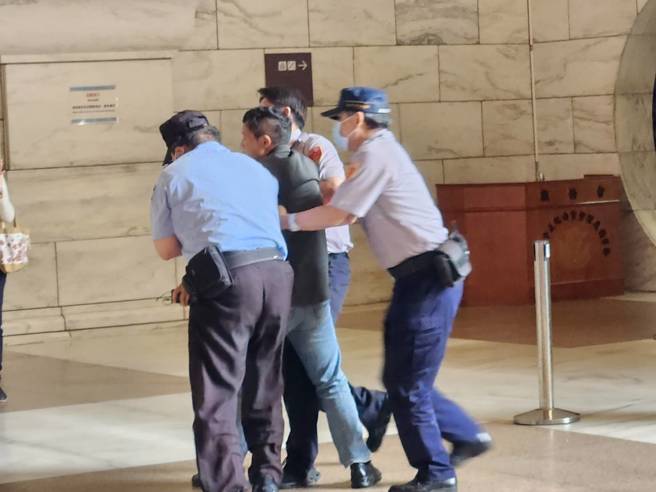 台湾国成员持漆弹枪闯中正纪念射蒋中正铜像引衝突 。(林郁平翻摄)