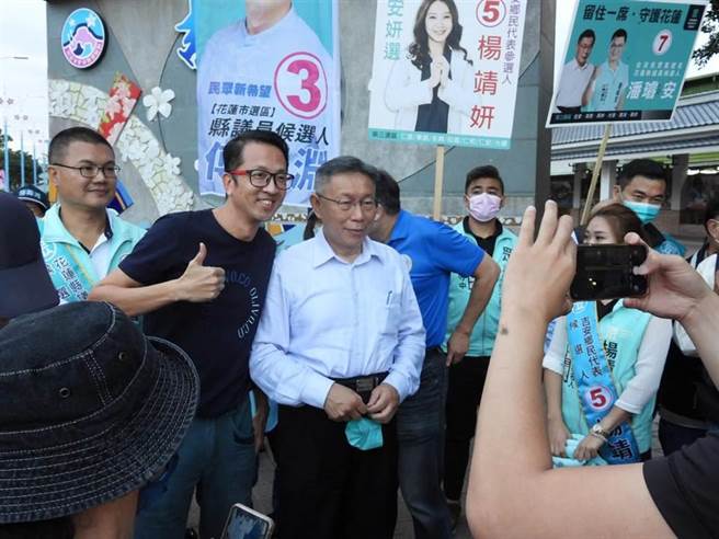 民眾黨主席柯文哲下達，「花蓮立委選戰不能缺席」。圖為去年到花蓮為黨提名議員等人助選。（本報資料照片）