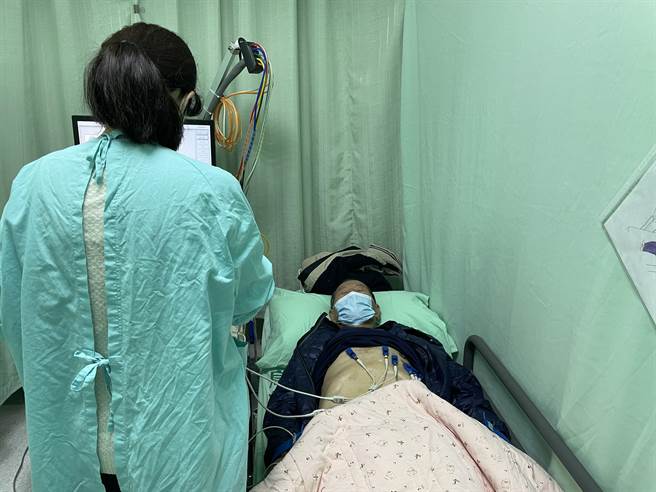 台中75岁李翁进行心电图检查。（乌日林新医院提供／潘虹恩台中传真）