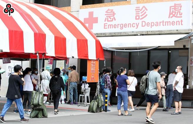 「严重特殊传染性肺炎(COVID-19）」从第5类降为第4类法定传染病，中央流行疫情指挥中心也将于5月1日解编，染疫较以往不再令人害怕，但仍有长新冠扰人。（本报资料照片）