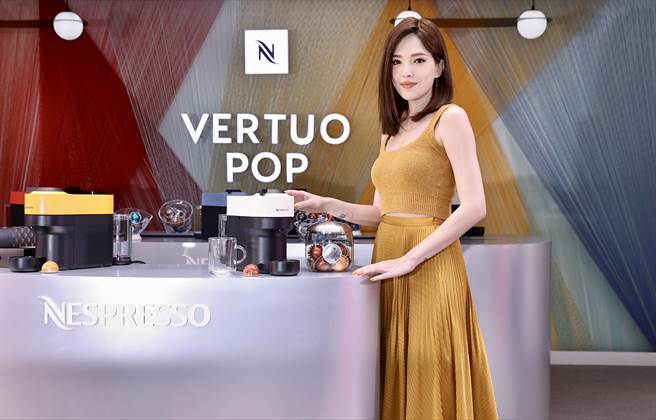 许玮宁一天至少喝３杯咖啡。（罗永铭摄）