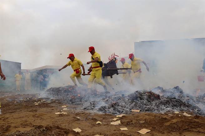桃园市竹围福海宫今日下午在临时红坛举行「飞辇轿、过金火」传统民俗仪式，庆祝辅信王公圣诞。（蔡明亘摄）