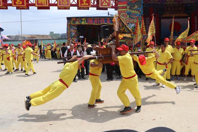 桃园市竹围福海宫今日下午在临时红坛举行「飞辇轿、过金火」传统民俗仪式，庆祝辅信王公圣诞。（蔡明亘摄）