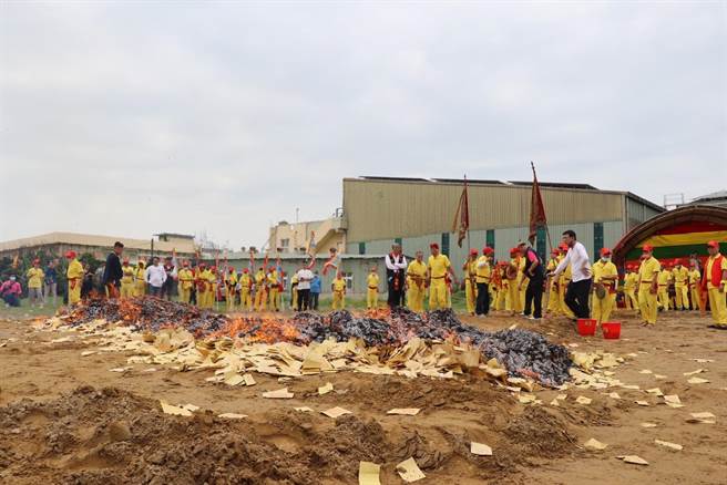 扛轿者须打赤脚跨越金火堆。（蔡明亘摄）