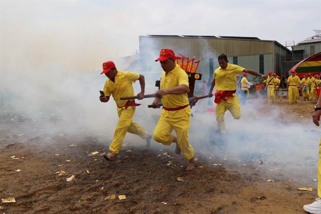 各轿「打赤脚」奔跑跨越金火3轮，仪式才结束。（蔡明亘摄）