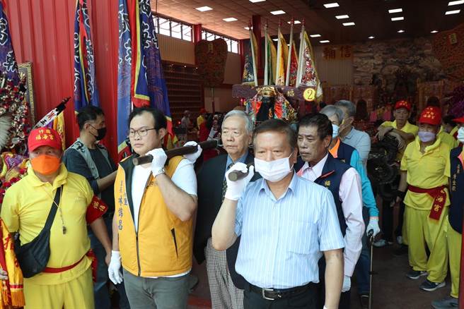 今下午1时许信眾将辅信王公神像请出并固定在辇轿上，在庙前一一以轿梗碰触，便开始飞辇轿仪式。（蔡明亘摄）