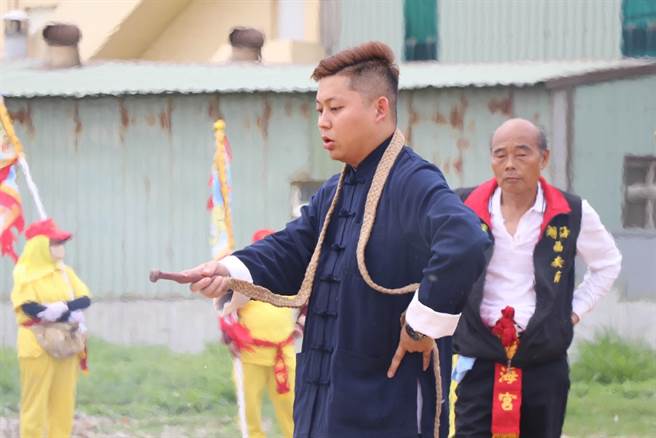 在过金火前，法师进行法事，撒盐祈求火神让过火顺利。（蔡明亘摄）