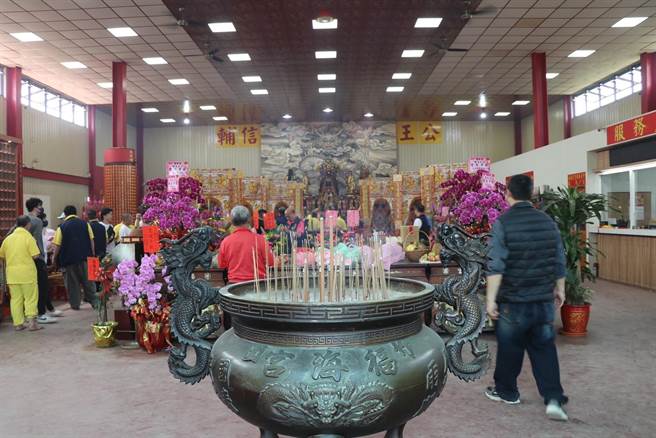 竹围福海宫有逾170年歷史，主祀辅信王公又被称为「航空城守护神」，是当地重要信仰中心。（蔡明亘摄）