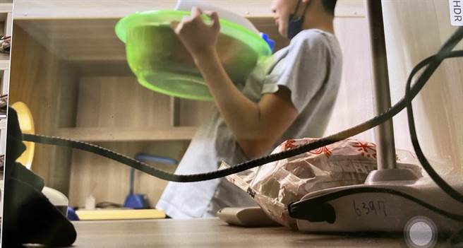 嘉义陈姓家长控诉儿子在学校宿舍遭霸凌，负重交互蹲跳。（廖素慧摄）