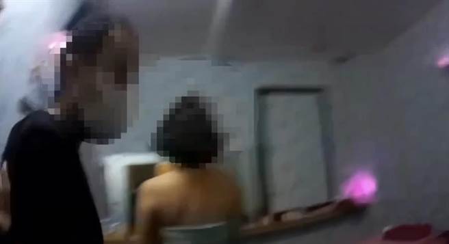 警方前往按摩会馆查缉，查获5组男客与女服务生。（翻摄照片／崔正纲高雄传真）