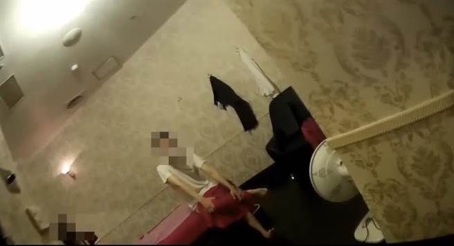 警方前往按摩会馆查缉，查获5组男客与女服务生。（翻摄照片／崔正纲高雄传真）