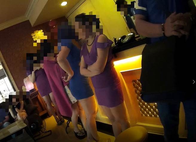 警方前往按摩会馆查缉，查获5组男客与女服务生。（翻摄照片／崔正纲高雄传真）