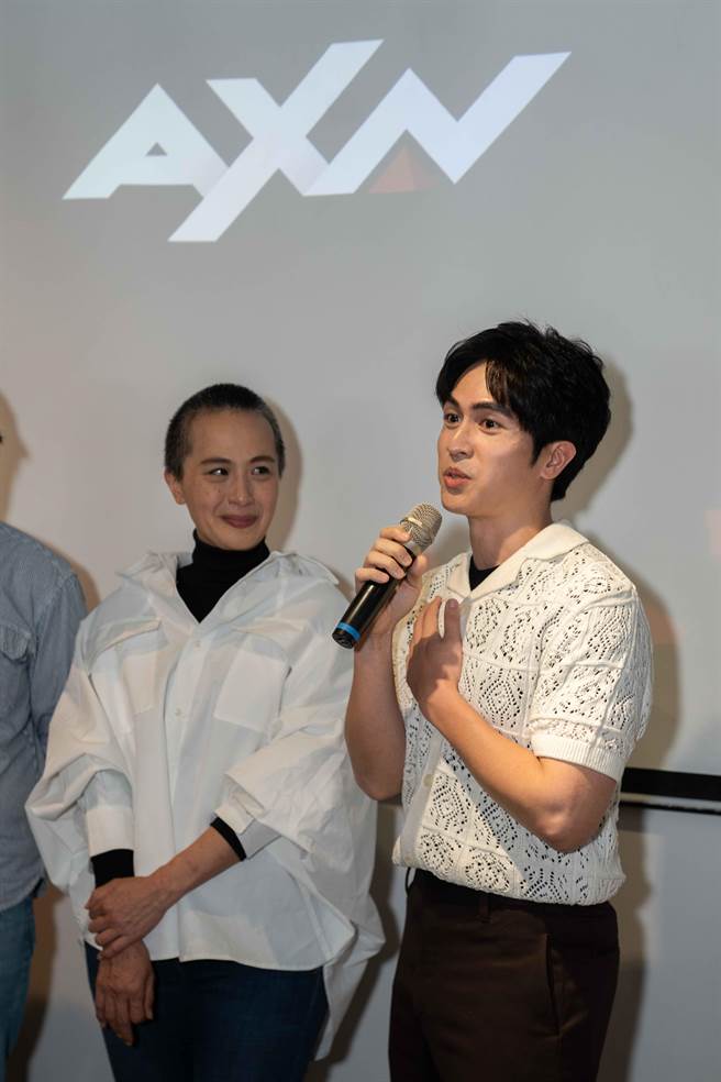 左起黄采仪、林孙煜豪出席《找死俱乐部》媒体茶叙。（AXN提供）