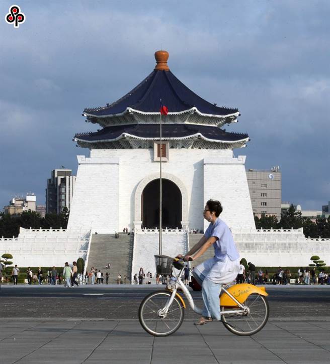 独派团体「台湾国」的成员，今天上午手持漆弹枪，衝向中正纪念堂内的蒋中正铜像，并向铜像射击。（报系资料照）