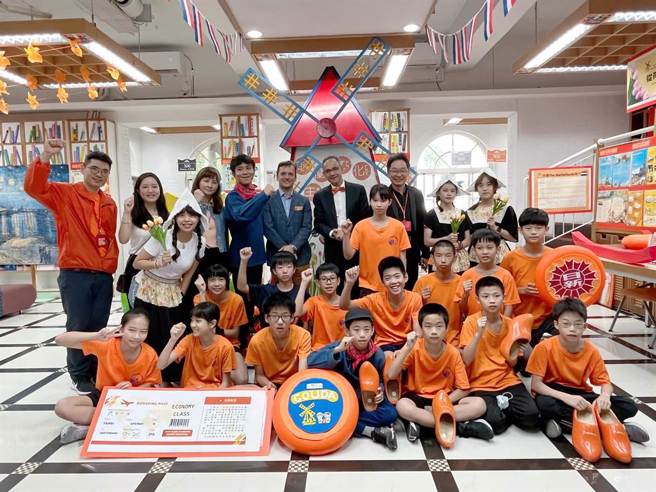 台北市日新国小今年在图书馆举办为期3周的「荷兰文化」主题书展。（日新国小提供）