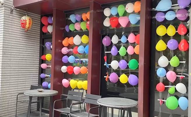 警方侦办时还发现弘仁会干部「乐乐」刻意挑衅华山帮，在自家的娱乐公司门口挂上夜市气球墙，呛声「有本事就来开枪」。(黄敬文翻摄)