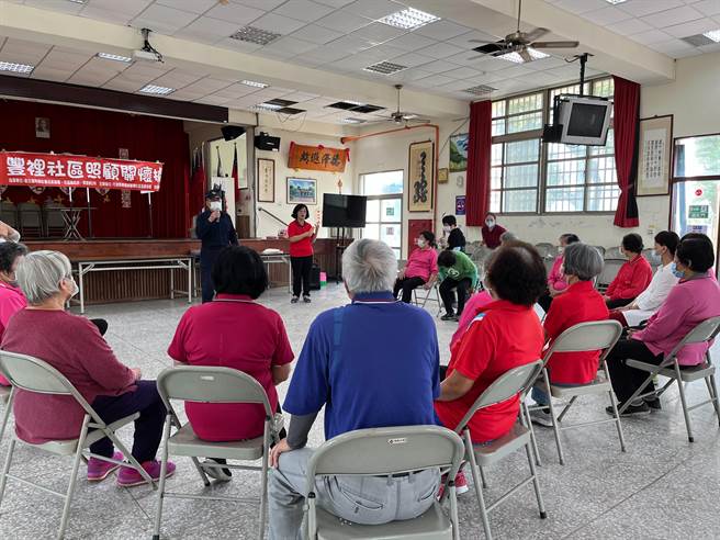 花莲吉安警分局在辖内社区集会上，积极向民眾宣导防诈骗，透过亲友互相提醒守护民眾的血汗钱。（吉安警分局提供／罗亦晽花莲传真）
