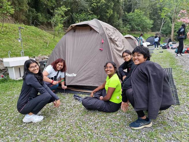 新加坡游学团体验南投特色露营活动，晚间由专业生态导览专家带师生们赏萤火虫。（南投县政府提供／杨静茹南投传真）