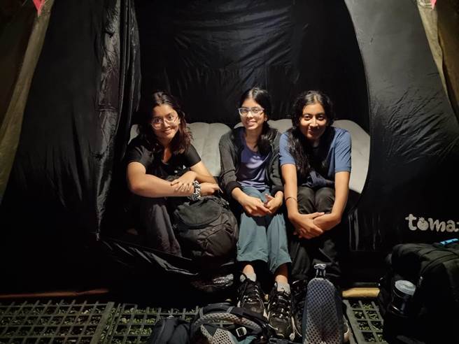 新加坡学生认为南投县的自然生态丰富，对于满山遍野萤火虫很惊艷，回国后想带家人一起来台湾旅游。（南投县政府提供／杨静茹南投传真）