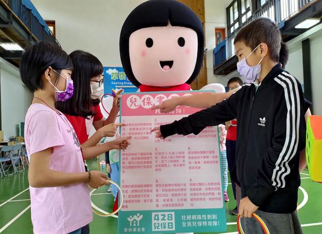 云林县古坑乡草岭国小学童透过闯关游戏，学习如何避免网路性剥削。（张朝欣摄）