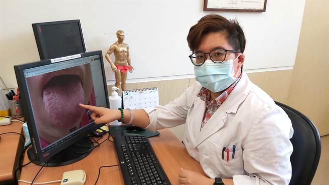 恩主公医院中医部医师林姿婷表示，因放射线的高热特性会损耗人体的津液，可观察到病患舌苔少且有裂纹，显示患者阴虚缺水，容易感到口乾、黏膜损伤与疲倦烦躁等症状，目前中医已经累积了许多证实研究及临床经验，能协助改善种种不适症状。（恩主公医院提供）