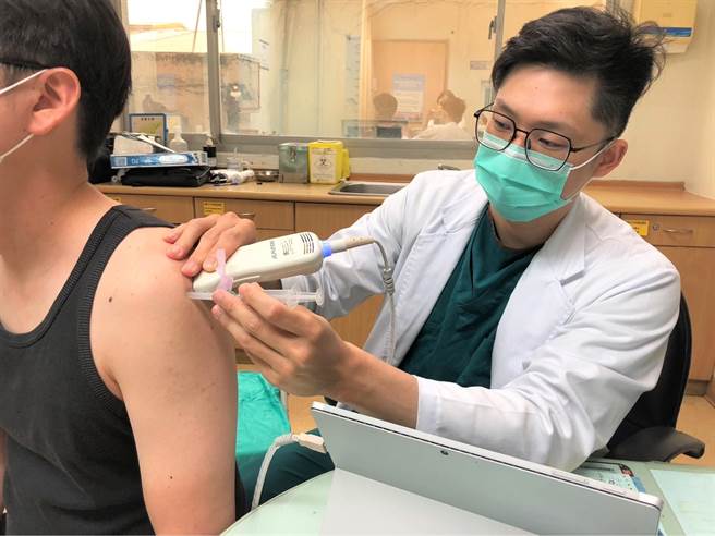 光田医院骨科医师洪炜竣（右）使用「肩关节扩张术」治疗冰冻肩，10分钟即可缓解病患疼痛，增加关节活动度；图非当事人。（光田综合医院提供／潘虹恩台中传真）