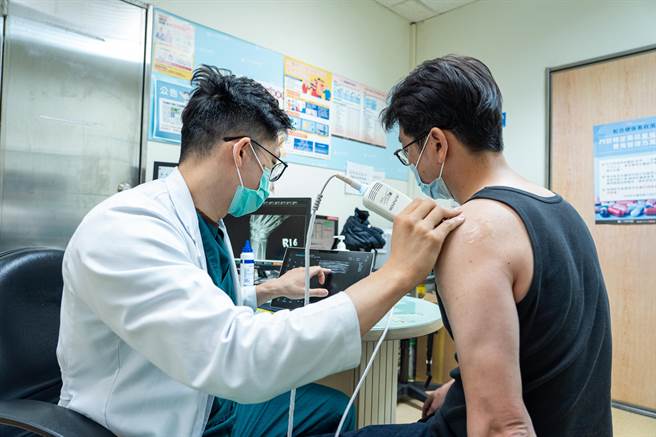 关节扩张术在门诊即可实施，透过超音波导引位置，注入液体药物到肩膀关节；图非当事人。（光田综合医院提供／潘虹恩台中传真）