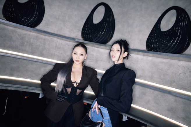 奚梦瑶出席时尚活动惊喜同框韩流女王CL。（图／摘自Ming奚梦瑶微博）