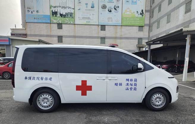 簡女士購置全新救護車捐贈予林園建佑醫院，將妹妹的遺愛化作大愛。（翻攝照片／高雄洪靖宜傳真）