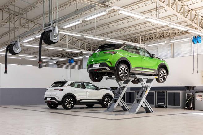 内部空间规划完整，涵盖新车销售展示区、维修保养服务区与车辆美容等专区。（欧吉汽车提供）