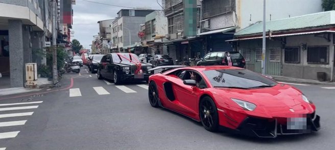 台东市区今天出现豪华车队引发关注。（读者提供／蔡旻妤台东传真）