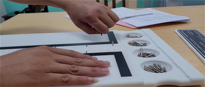 童综合医院职灾职能復健中心评估职灾劳工工作需求，设计工作强化训练，增强手的活动力与身体肌耐力，助其顺利重回职场。（童综合医院提供／潘虹恩台中传真）