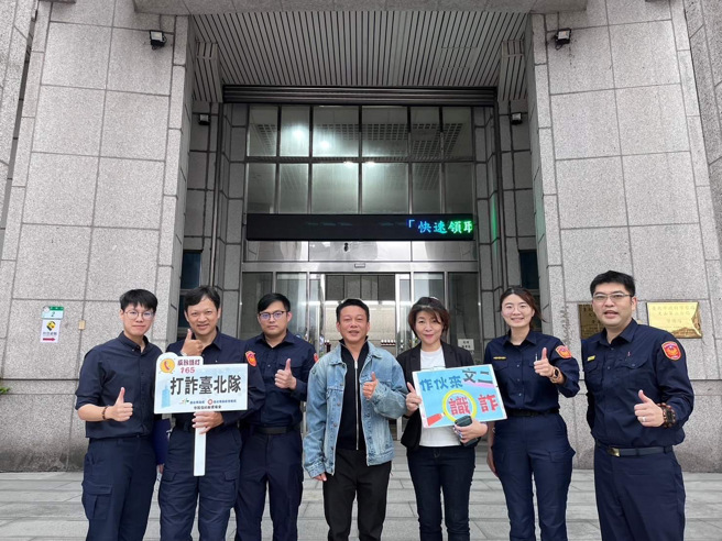 台北市文山第二分局为持续推动「新世代打击诈欺策略行动纲领」之识诈宣导工作、提醒民眾慎防诈骗，特邀请金马影帝李康生与分局长陈瑞基共同录制防诈骗宣导短片。（简铭柱翻摄）