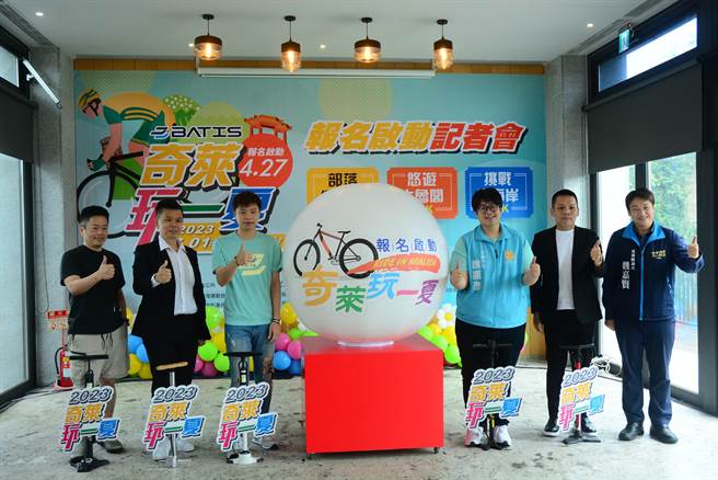 市长魏嘉彦（右3）感谢赞助厂商与公所团队，每年精心规划不同路线与活动内容，受到喜爱。（王志伟摄）