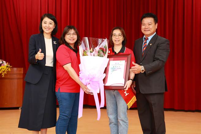 南岗工业区厂商协进会举行模范劳工表扬大会，南投县长许淑华担任颁奖嘉宾，感谢劳工们对社会的付出与贡献。（南投县政府提供／杨静茹南投传真）